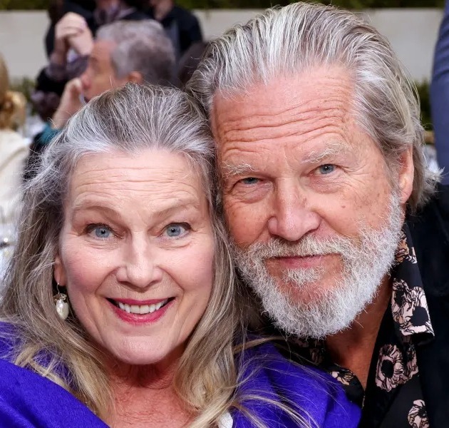 Jeff Bridges Fell for Waitress, Accepting Her with Facial Injuries — Years Later She Doesn’t Leave Him When Death Looms