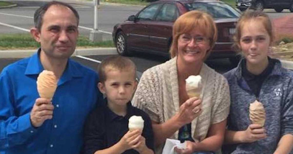 Stranger snaps photo of family eating ice cream together – days later receives text that changes everything
